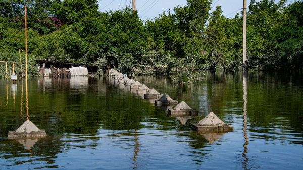 Верхушки забора на затопленном участке в Корсунке