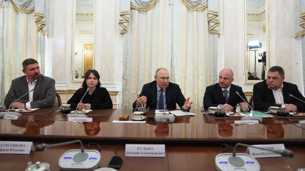 Президент РФ В. Путин провел встречу с военными корреспондентами