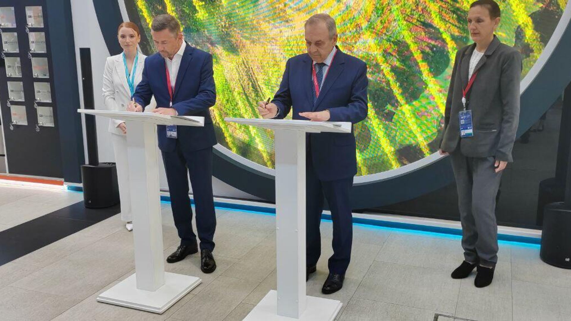 Вице-премьер Крыма – постпред республики при президенте России Георгий Мурадов и гендиректор ООО Черноморский трубный завод Юрий Богданов подписывают меморандум о строительстве завода полиэтиленовых труб в Крыму на ПМЭФ-2023 - РИА Новости, 1920, 14.06.2023