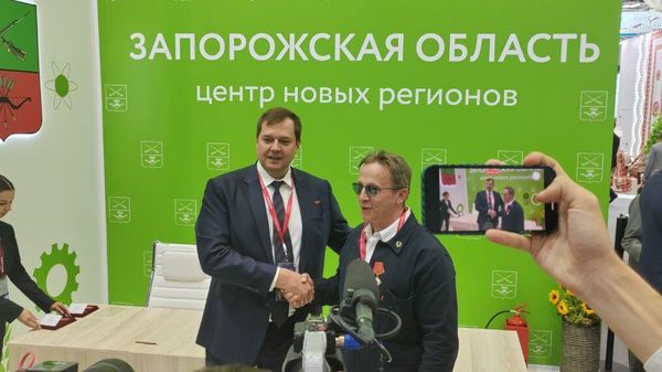 Врио губернатора Запорожской области Евгений Балицкий награждает актера Ивана Охлобыстина на ПМЭФ-2023
