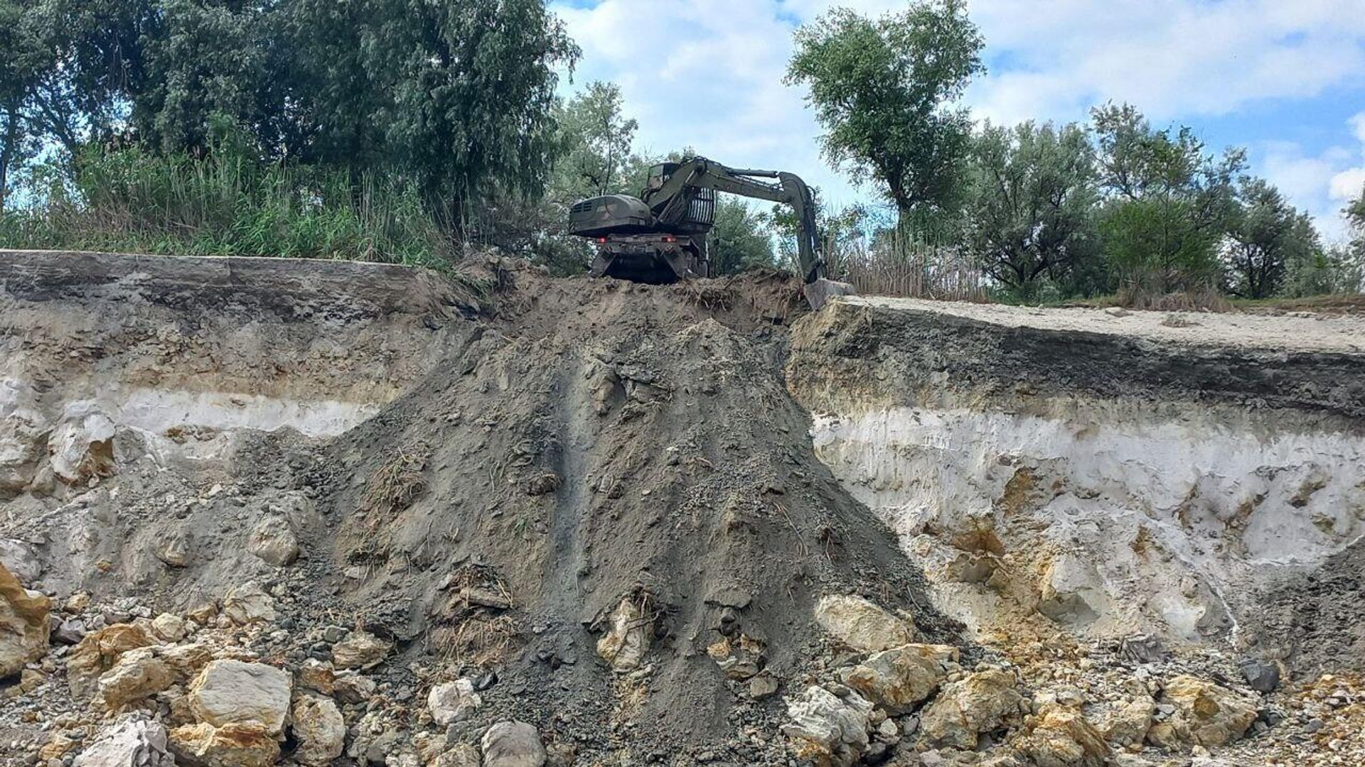 Военные Группировки войск Днепр помогают восстанавливать дороги в Херсонской области Военные Группировки войск Днепр помогают восстанавливать дороги в Херсонской области - РИА Новости, 1920, 20.06.2023