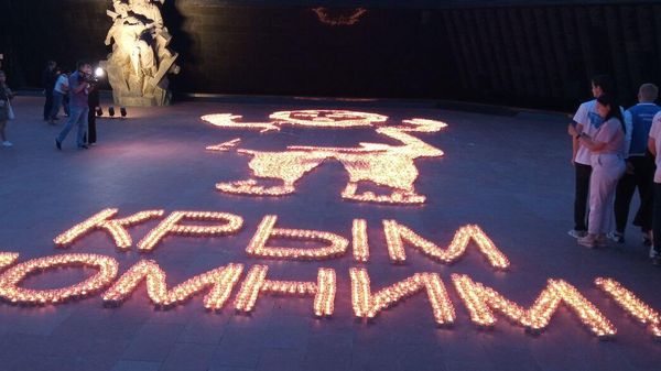 Волонтеры зажгли огненные картины войны и свечи памяти в Симферополе
