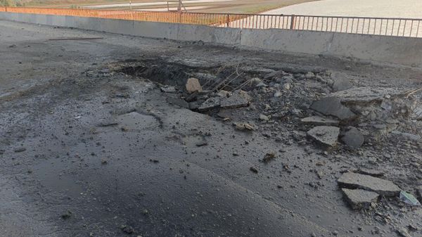 Разрушения на мосту в Чонгаре после обстрела ВСУ