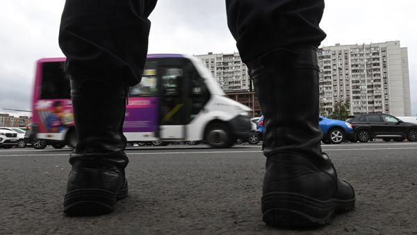 Сотрудник полиции следит за дорожной ситуацией. Архивное фото Сотрудник полиции следит за дорожной ситуацией. Архивное фото