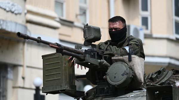 Боец ЧВК Вагнер на танке в Ростове-на-Дону.