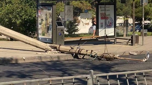 В Севастополе опора контактной сети упала рядом с остановкой, чудом никто не пострадал. 