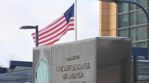 Флаг у здания посольства США в Российской Федерации на площади Донецкой Народной Республики в Москве.