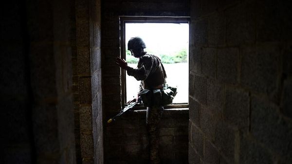 Новобранец украинской армии принимает участие в тренировке с военнослужащими вооруженных сил Великобритании