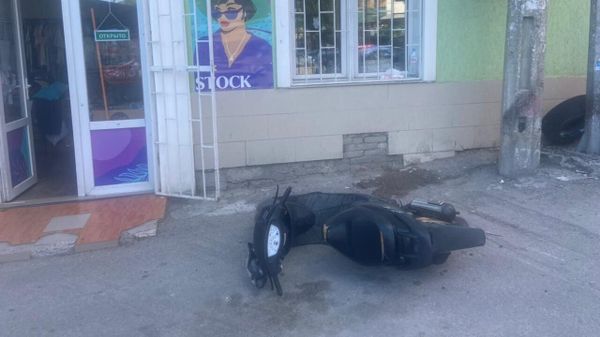 В Кореизе подросток за рулем мопеда въехал в стену магазина