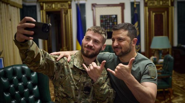 Президент Украины Владимир Зеленский делает селфи с бойцом