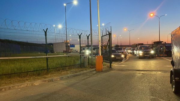 Въезд на досмотровый комплекс перед Крымским мостом
