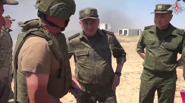 Шойгу проверил подготовку контрактников в Южном военном округе