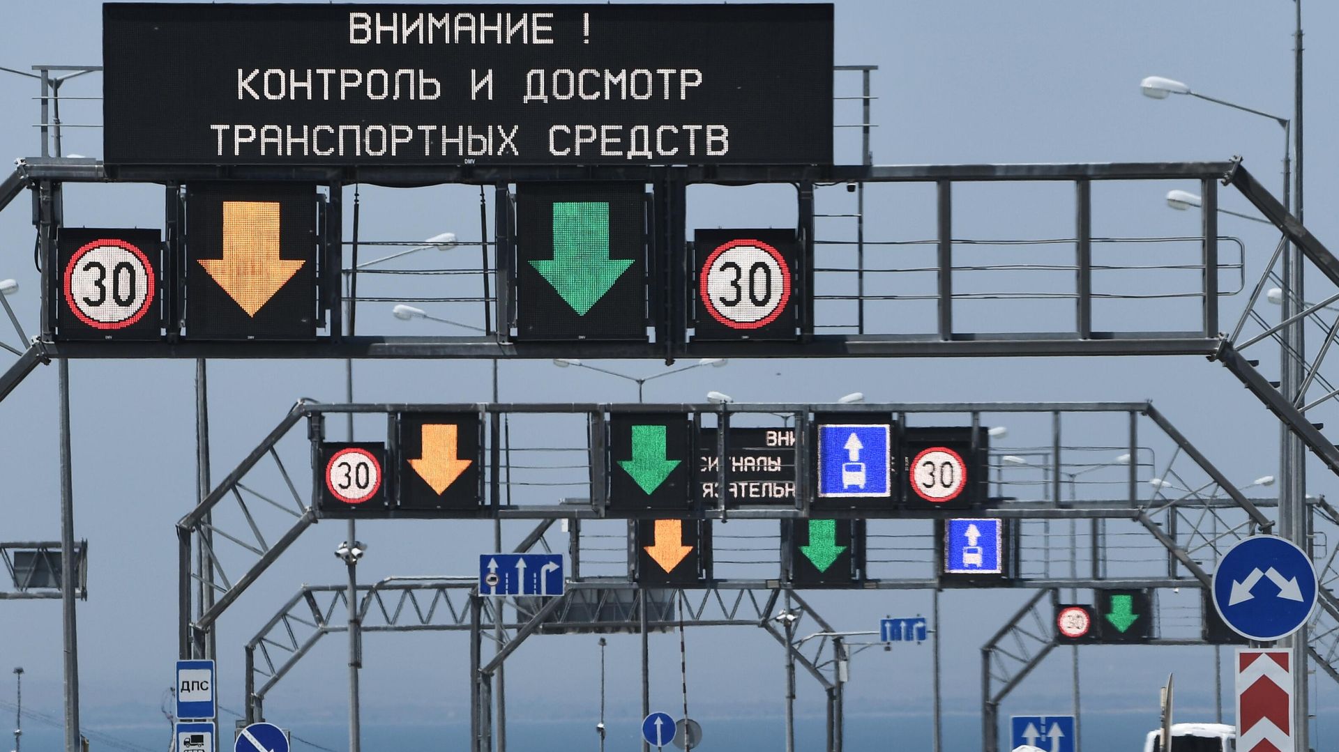 Движение автомобилей по Крымскому мосту - РИА Новости, 1920, 02.07.2025