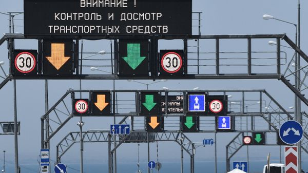 Движение автомобилей по Крымскому мосту