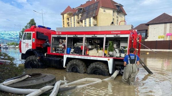 Сотрудники МЧС России оказывают помощь жителям