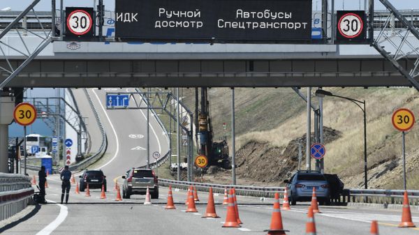 Движение автомобилей по Крымскому мосту