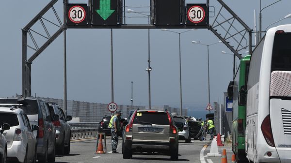 Движение автомобилей по Крымскому мосту