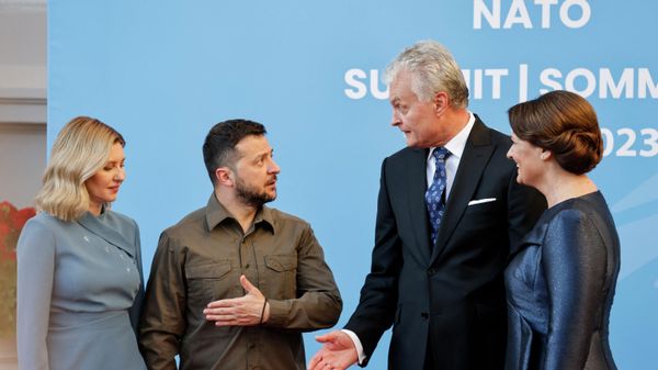 Президент Украины Владимир Зеленский и его супруга Елена Зеленская с президентом Литвы Гитанасом Науседом и его супругой Дианой Науседане на саммите НАТО в Вильнюсе