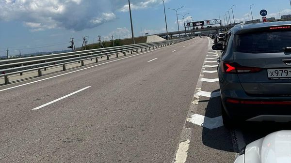 Очередь на подъезде к Крымскому мосту со стороны Керчи