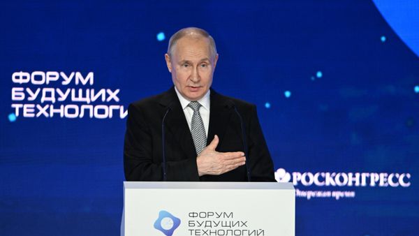 Президент РФ Владимир Путин посетил форум будущих технологий 