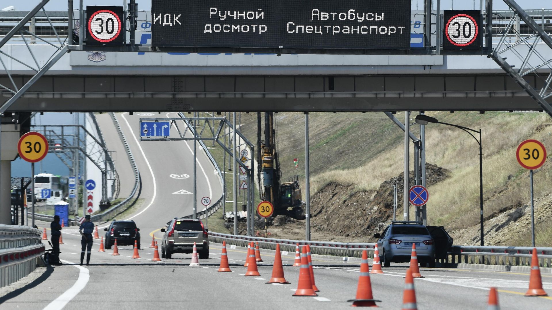 Движение автомобилей по Крымскому мосту - РИА Новости, 1920, 07.08.2023