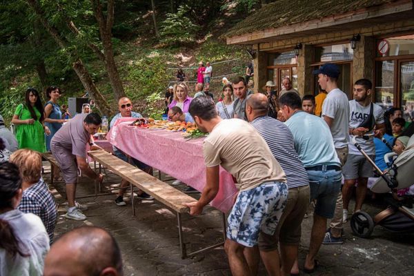 Сначала служат литургию в храме Святого Знамения, а затем – народные гулянья, песни, танцы, угощенья. 