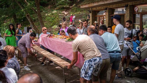 Сначала служат литургию в храме Святого Знамения, а затем – народные гулянья, песни, танцы, угощенья. 