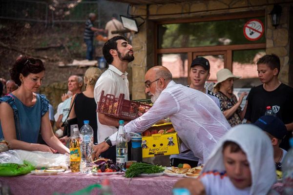 Священники освящают матах –– блюда, которые готовят к этой дате, чтобы раздать желающим всех верований и национальностей. 