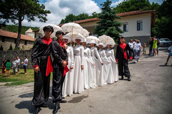 Главная народная традиция Вардавара  – обливание друг друга водой. Считается, что вода в этот день обладает целебной силой, преображает человека, смывает с него все нечистое. 