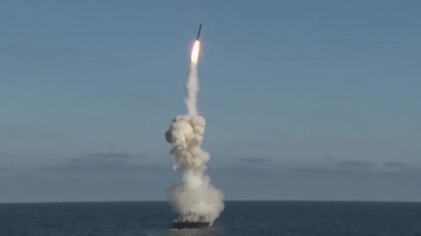 Пуск высокоточной крылатой ракеты Калибр 