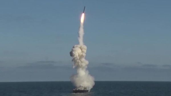 Пуск высокоточной крылатой ракеты Калибр 