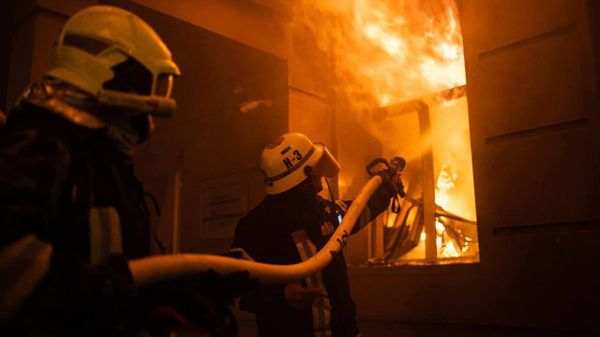 Пожарные Государственной службы по чрезвычайным ситуациям Украины работают над тушением пожара на инфраструктурном объекте