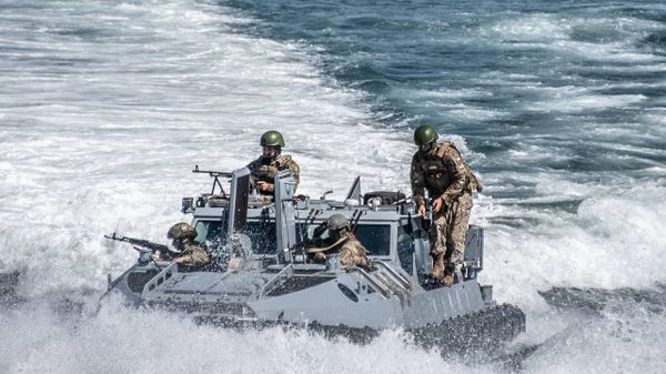 Тренировки военных в Севастополе