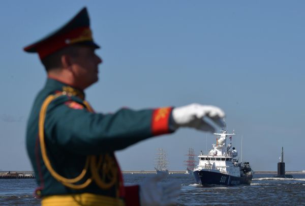 Дирижер военного оркестра на параде, посвященном Дню Военно-морского флота в Кронштадте
