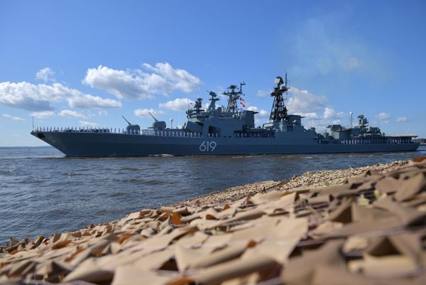 Большой противолодочный корабль Североморск на параде, посвященном Дню Военно-морского флота в акватории Финского залива в Кронштадте