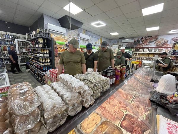 Вице-премьер РФ Марат Хуснуллин в одном из магазинов Мариуполя