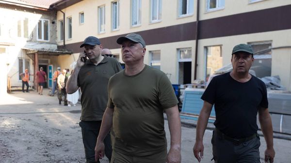 Вице-премьер РФ Марат Хуснуллин у городской больницы в Волновахе