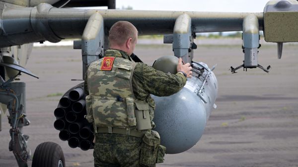 Пилот ударного вертолета Ка-52 перед боевым вылетом 