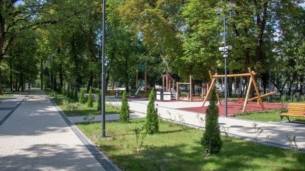 Установлены современные и безопасные детские площадки