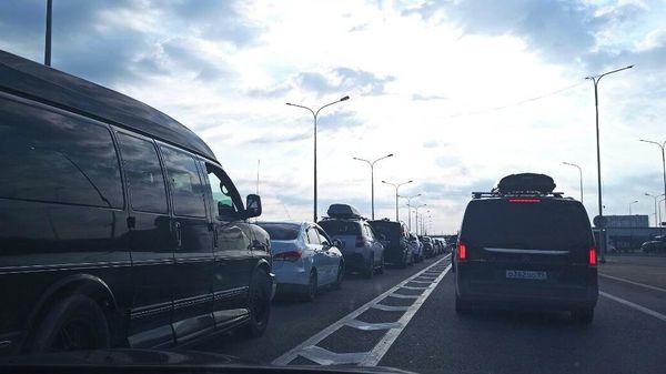 Очередь перед Крымским мостом