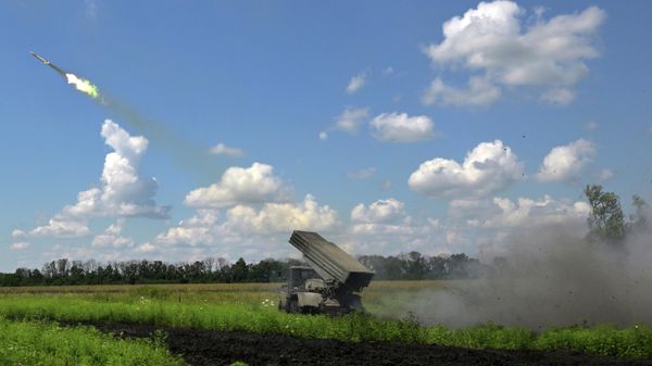 Работа артиллерийских расчетов РСЗО БМ-21 Град Западной группы войск на Купянском направлении в ЛНР