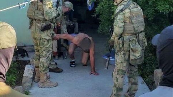 Задержан крымчанин, который угрожал заправщику расправой из-за кепки с символом Z