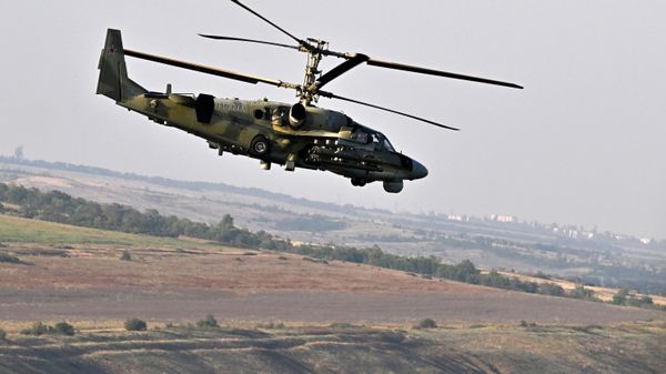 Вертолёт Ка-52 во время боевого вылета в зоне СВО.