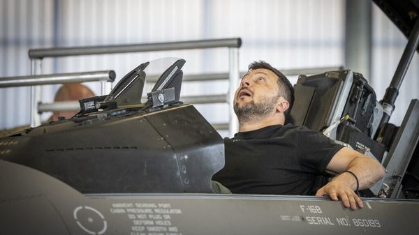 Президент Украины Владимир Зеленский сидит в истребителе F-16 в ангаре авиабазы в северной Дании