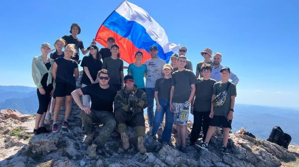 Крымские общественники водрузили на вершине в Крыму Флаг России с подписями бойцов СВО
