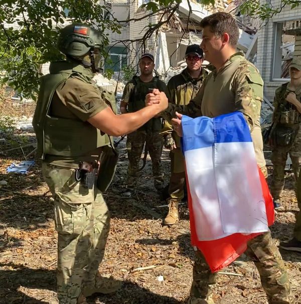 Крымские общественники водрузили на вершине в Крыму Флаг России с подписями бойцов СВО