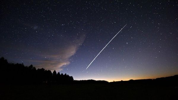 След группы спутников Starlink компании SpaceX. Фото AFP