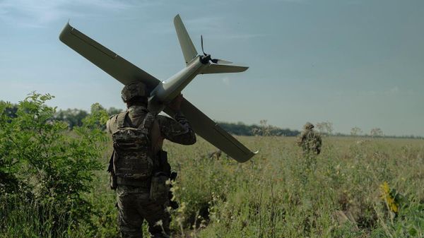 Боевик ВСУ готовится запустить беспилотник