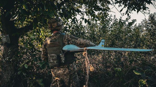 Солдат ВСУ с беспилотником