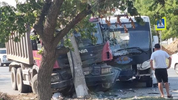 В Евпатории при ДТП сбили опору ЛЭП